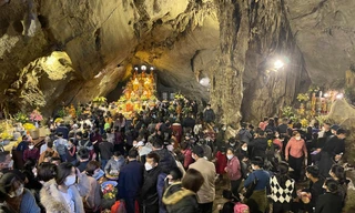 Du khách tấp nập vào động Hương Tích ngày đầu chùa Hương mở cửa