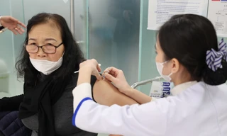 Người Hà Nội ùn ùn đi tiêm vắc xin phòng cúm