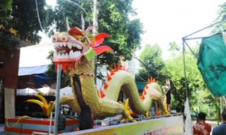 Xem người dân làm đèn Trung thu khổng lồ