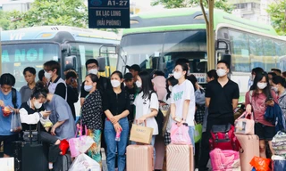 Bến xe Hà Nội nườm nượp người trước ngày nghỉ lễ 
