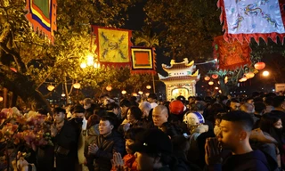 Người dân chen chân đi lễ đầu năm tại Phủ Tây Hồ