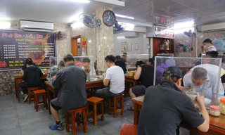 Người dân Thủ đô xếp hàng ăn phở từ sáng sớm