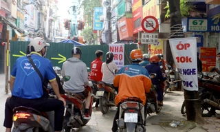 Người dân vật vã tìm lối đi do 'lô cốt' án ngữ giữa đường phố Hà Nội