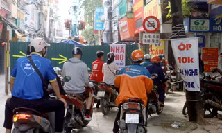 Người dân vật vã tìm lối đi do 'lô cốt' án ngữ giữa đường phố Hà Nội