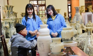 Nghệ nhân già tâm huyết với truyền thống tạo dáng linh vật rồng phục vụ Tết Giáp Thìn