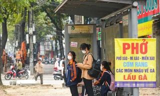 Cận cảnh hàng loạt nhà chờ xe buýt bị chiếm dụng thành hàng quán kinh doanh, rác thải bủa vây