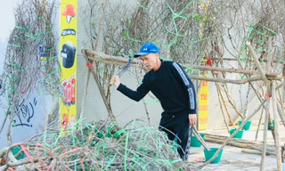 Chiều 30 Tết, cây cảnh bán ế ẩm, tiểu thương thẳng tay chặt bỏ không bán rẻ