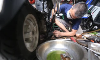 Cửa hàng sửa chữa xe máy ở Hà Nội tấp nập khách sau 'giấc ngủ' dài