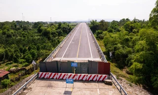 Kỳ lạ cây cầu trăm tỷ xây xong 3 năm để... 'làm cảnh'