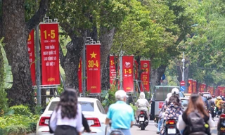 Đường phố Thủ đô rực rỡ cờ hoa chào mừng ngày lễ giải phóng miền Nam 30/4