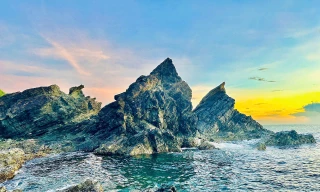 Choáng ngợp ghềnh đá đen hơn 400 triệu năm ở Quảng Nam