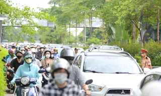 Cây đa trăm tuổi bất ngờ gãy nhánh lớn, ùn tắc kéo dài trên đường Võ Chí Công