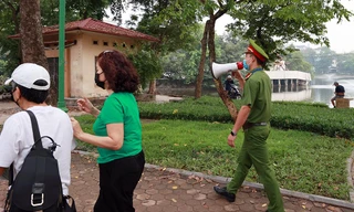 Hà Nội lập chốt ngăn người dân 'vượt rào' tập thể dục ở công viên, vườn hoa 
