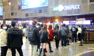 Rạp phim, nhà hàng kín chỗ; cửa hàng quà tặng 'ngóng khách' ngày Valentine