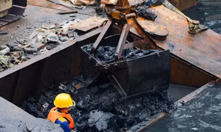 Ngâm mình dưới nước đen, nạo vét bùn sông Tô Lịch