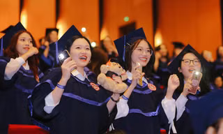 Những khoảnh khắc đáng nhớ của sinh viên Đại học Ngoại thương trong lễ tốt nghiệp