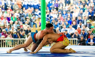 Nghìn người đội mưa xem các đô vật tranh tài 