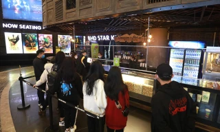 Giới trẻ tấp nập đi xem phim bom tấn trong ngày đầu rạp mở cửa trở lại