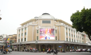 Cận cảnh tuyến phố đặc biệt có mái che vỉa hè lâu đời và duy nhất ở Thủ đô