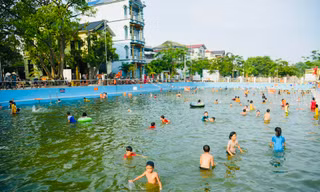 Ao làng hoá thành bể bơi khổng lồ miễn phí, trẻ em thích thú tắm 'giải nhiệt'