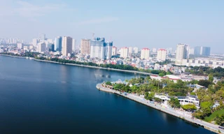 Ngắm vẻ đẹp yên bình, thơ mộng của Hồ Tây sau khi di dời tầu sắt và cá koi