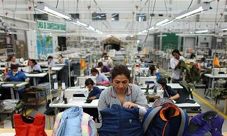 Một công nhân đang kiểm tra lại các mấu áo chống đạn ở nhà máy của ông Miguel Caballero