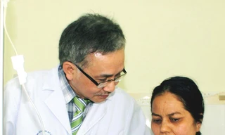 Cô gái hóa “bà lão”: Mắc nhiều bệnh, phải điều trị lâu dài