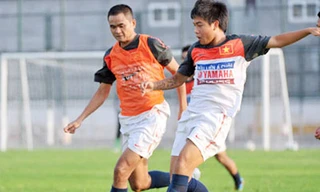 Hoàng Danh Ngọc (phải) bị cấm thi đấu 18 tháng