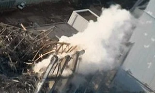 Khói đen bốc ra từ lò phản ứng số 3