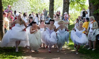 Cô dâu thi chạy marathon