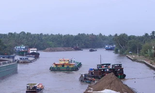 Chìm sà lan chở cát trên kênh Chợ Gạo