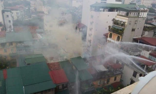 Hà Nội: Hỏa hoạn tại khu tập thể, người dân náo loạn