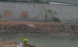 Ba bé gái chết đuối khi theo bà ra bờ ao