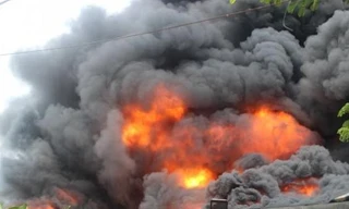 Clip cháy kinh hoàng kho sơn ở Đà Nẵng, khói lửa ngút trời