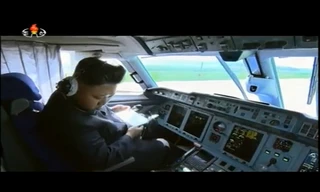 Clip tận mắt thấy Kim Jong-un lái máy bay