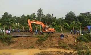 Hiện trường vỡ đường ống sông Đà trưa 21/7, nước chảy lênh láng. Ảnh: Tú Anh