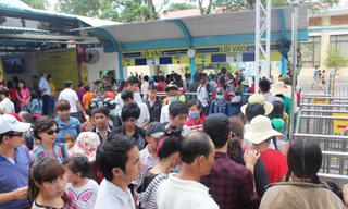 Khu vui chơi Sài Gòn quá tải người dân đi chơi lễ 30/4
