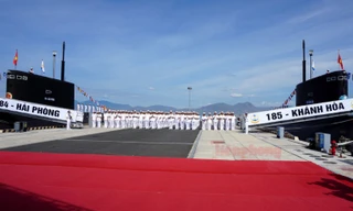 Tàu ngầm 184 – Hải Phòng và tàu ngầm 185 – Khánh Hòa tại buổi lễ thượng cờ.