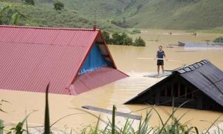Lũ ngập nóc nhà, người dân lâm cảnh 'màn trời chiếu đất'