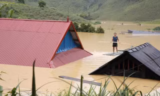 Lũ ngập nóc nhà, người dân lâm cảnh 'màn trời chiếu đất'