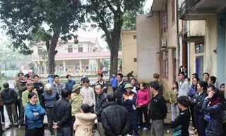 Rất đông người nhà sản phụ tập trung tại bệnh viện để yêu cầu làm rõ vụ việc.