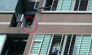 Vị trí được khoanh đỏ là nơi người đàn ông đứng suốt đêm, sau khi trèo ra ngoài từ cửa sổ căn hộ nhà người tình. Ảnh: Mirror.