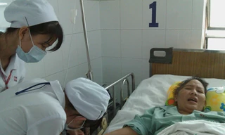 Nhọc nhằn nghề điều dưỡng