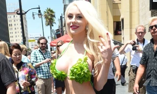 Sao teen khoe vòng một với bikini cực ‘độc’