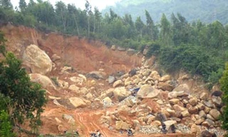 Núi Hòn Chà tan hoang