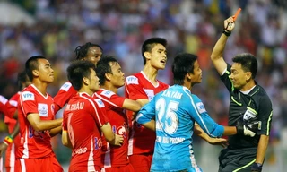 Trọng tài bị CĐV Hải Phòng đánh 'hội đồng'