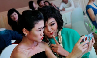 Dàn mẫu Top Model quấn quýt 'tự sướng' khi hội ngộ