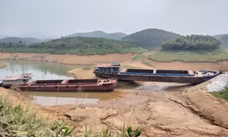 Tàu thuyền mắc cạn nằm la liệt ở hồ Thác Bà