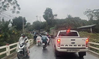 Nữ sinh bị xe khách tông tử vong trên đường đi học