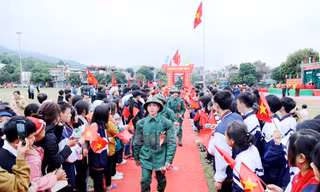 Thanh niên vùng cao Tây Bắc chia tay gia đình lên đường nhập ngũ